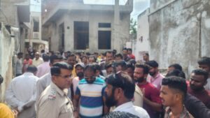 कुचामन में मृतक पार्षद के घर के बाहर जानकारी जुटाती पुलिस। 