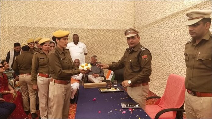 कुचामन थाना की महिला पुलिस कर्मियों को माला भेंटकर सम्मान