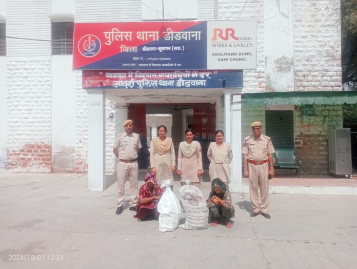 पुलिस की गिरफ्त में महिला आरोपी