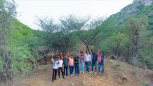हमारे साथ विक्रमसिंह शेखावत के अलावा श्रीपाल सिंह रसाल, पत्रकार विनोदकुमार गौड, फोटो जर्नलिस्ट लक्ष्मण कुमावत, राहुल सहित अन्य लोग