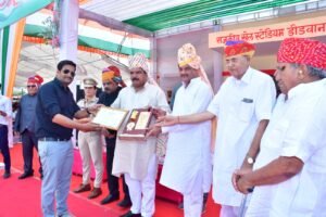 सम्मानित होते पत्रकार विजय पारीक 