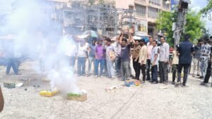 कुचामन में आतिशबाजी करते कांग्रेसी कार्यकर्ता 