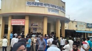 कुचामन में हॉस्पिटल में उमड़ी भीड़। 